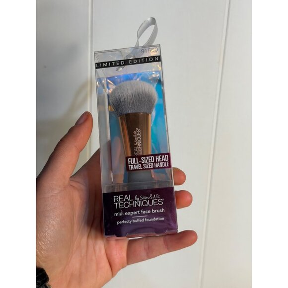 Real Techniques by Sam & Nic Mini Expert Face Brush Limited Edition Travel NEW - Picture 2 of 5